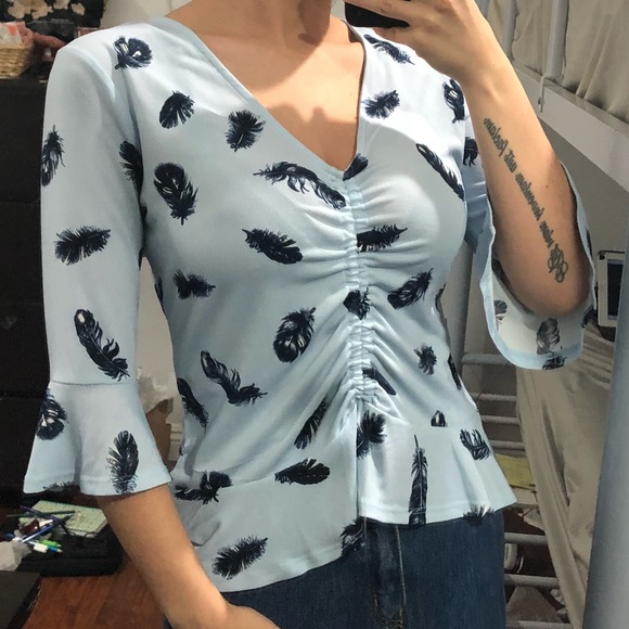 Candie's Tops - Baby blue feather print top with ruched center